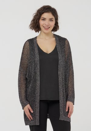 Cardigan nero aperto davanti realizzato in tessuto a maglia texturizzato con filati metallici. Presenta maniche lunghe e una silhouette ampia e fluente.