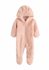Combinaison en peluche rose avec capuche décorée d'oreilles d'ours, fermeture éclair sur le devant et design pieds. Texture douce, adaptée pour la chaleur et le confort.