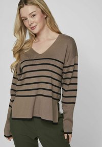 Maglione a righe marroni con scollo a V, maniche lunghe e righe orizzontali nere. Tessuto a maglia leggero con una vestibilità rilassata.