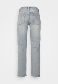 Lys blå denimjeans med rett ben, med fem-lomme design, synlige sømmer og en lett falmet tekstur.