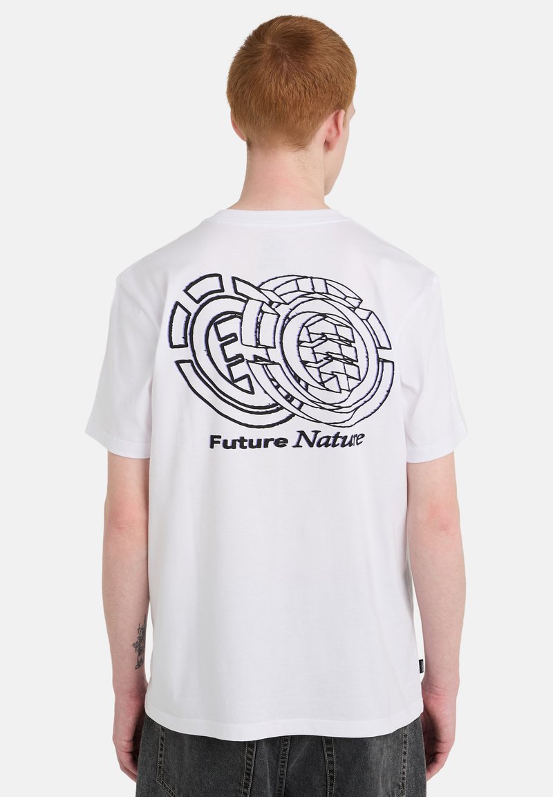 Weißes Baumwoll-T-Shirt mit einem grafischen Design aus ineinandergreifenden Kreisen und dem Text "Future Nature" auf der Rückseite. Kurzärmlig, lockere Passform.