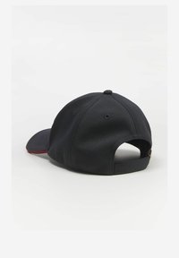 Czarna czapka baseballowa z teksturowanej tkaniny, zakrzywionym daszkiem, regulowanym paskiem z tyłu oraz czerwoną akcentacją pod daszkiem.