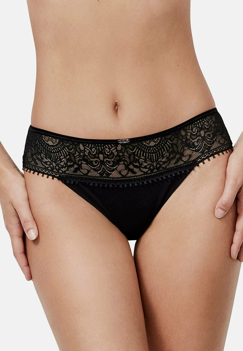 Zwarte bikini slip met een kanten tailleband met bloemenpatronen, een gladde stoffen body en een kleine decoratieve rand langs de randen.