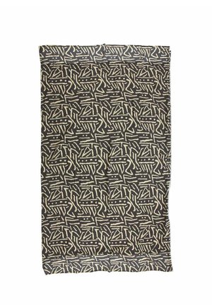 Tela rectangular con fondo negro que presenta un patrón tribal abstracto beige de líneas, puntos y formas angulares.