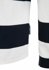 Kurzarmhemd mit Navy- und weißen Streifen aus Strickstoff, ausgestattet mit einem Etikett an der Seite mit dem Markennamen "HECHTER."