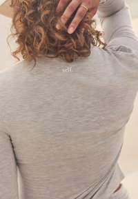 Self. CREW   - Pikkade varrukatega topp - grey