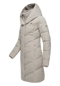 Padded trench coat w jasnym beżu, z dużym kapturem, ukośnymi wzorami stębnowania, bocznymi kieszeniami i ściągaczami przy mankietach. Gładka, błyszcząca powierzchnia.