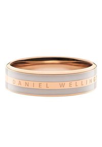 Kullankullanvärinen ranneke, jossa on sileä pinta. Siinä on vaaleanharmaa nauha ja kaiverrettu "DANIEL WELLINGTON" -teksti ulkoreunalla.