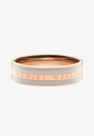 Roségoldfarbener Armreif mit glatter Oberfläche. Enthält ein hellgraues Band und eine eingravierte "DANIEL WELLINGTON"-Aufschrift entlang des äußeren Randes.