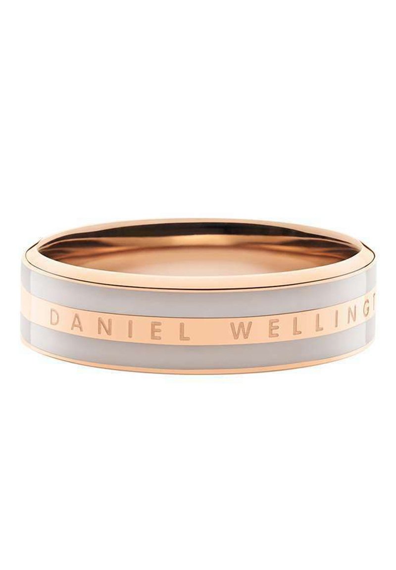 Kullankullanvärinen ranneke, jossa on sileä pinta. Siinä on vaaleanharmaa nauha ja kaiverrettu "DANIEL WELLINGTON" -teksti ulkoreunalla.