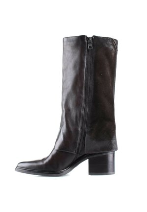 Botte noire en cuir et daim mi-mollet avec fermeture éclair latérale et talon bloc, montrée de profil sur fond blanc.