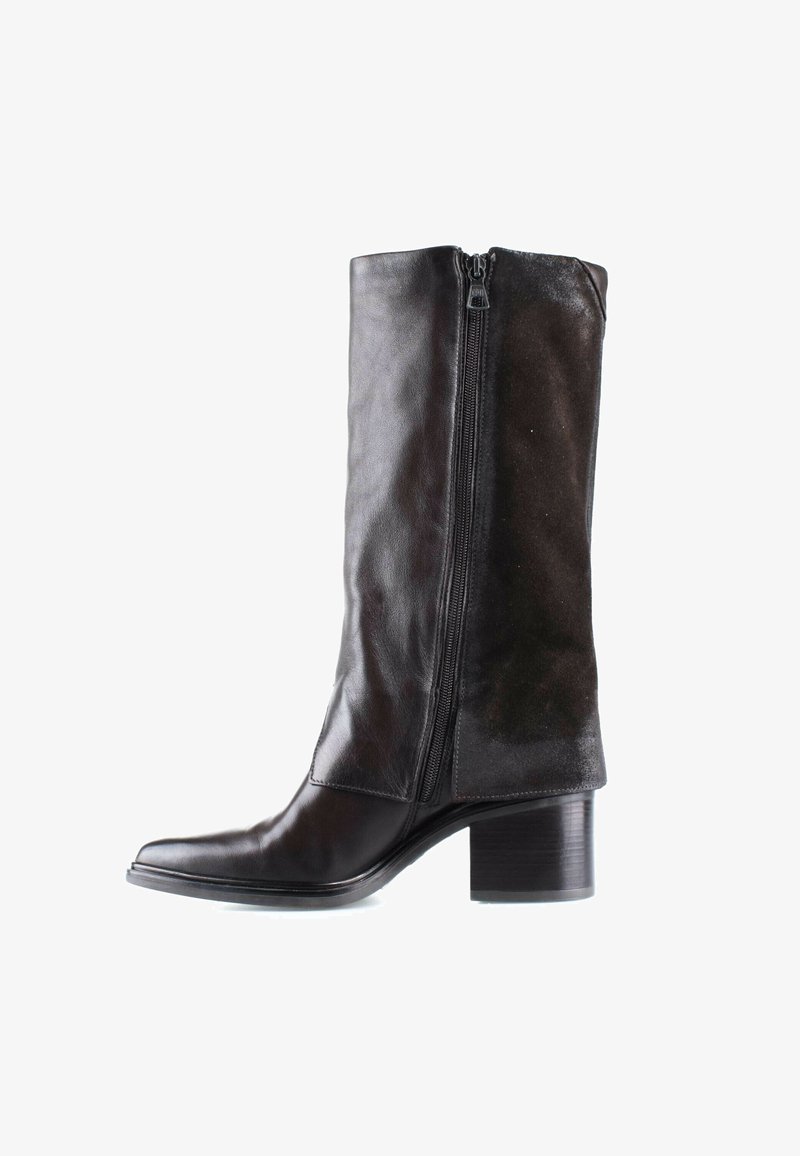 Botte noire en cuir et daim mi-mollet avec fermeture éclair latérale et talon bloc, montrée de profil sur fond blanc.