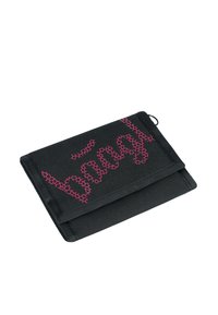 Portafoglio in tessuto nero con testo ricamato in rosa "bice!", design pieghevole e un piccolo anello sul bordo. Il testo presenta un motivo a catena.