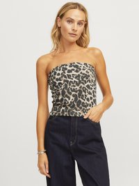 Brun og svart leopardmønstrete stroppeløs topp, kombinert med høytlivs mørke jeans med sidelommer og synlig søm.