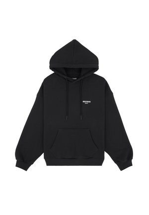Hoodie noir avec une poche frontale et un cordon de serrage, associé à un jogging bleu marine foncé. La tenue comprend des baskets gris clair et des lunettes de soleil noires.