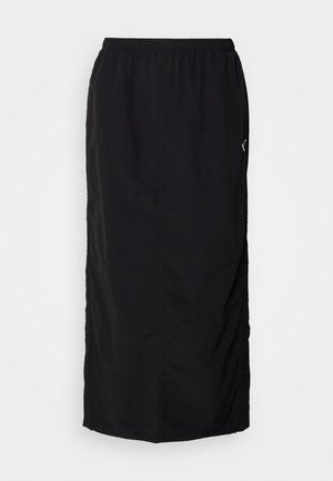 Mustapukuinen urheiluhame, jossa on joustava vyötärö, sivuaukoilla liikkumisen helpottamiseksi ja minimaalinen brändäys oikealla puolella.