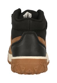 Braune und schwarze Sneaker mit strukturierter brauner Gummisohle, von hinten betrachtet, die gepolsterte Kragen und das Markenetikett im Fersenbereich zeigen.
