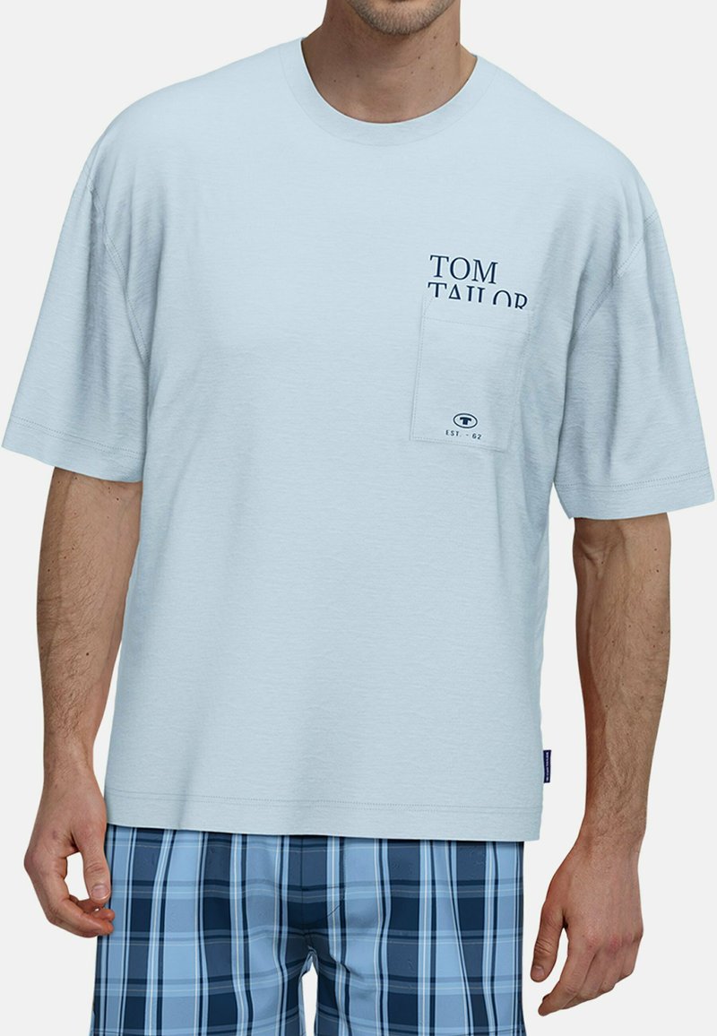 Light blue short-sleeve t-shirt with a pocket, featuring the text "TOM TAILOR" in navy blue. Soft fabric and relaxed fit.