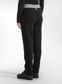 Zwarte broek met een grijze elastische tailleband, rechte pijpen en zijsplitten aan de zoom. Gemaakt van zacht, textuurmateriaal.