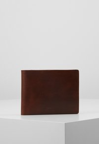Bruine leren portemonnee met een gladde textuur, vierkante vorm, geperste logo-detail en minimalistisch ontwerp. Geen zichtbare patronen of hardware.