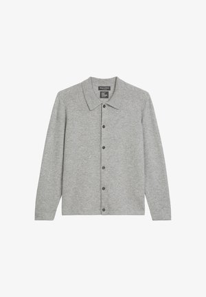 Grijs kasjmier cardigan met een puntige kraag, sluiting met knopen aan de voorkant, lange mouwen en een gladde textuur. Geen patronen of accenten zichtbaar.