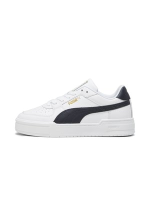 Weißer Puma Low-Top Sneaker mit schwarzem Seitenstreifen, weißer Sohle, Schnürsenkeln und goldenem Puma-Logo an der Seite und Zunge.