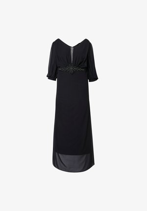 Musta mekko, jossa on syvä V-mallinen kaula-aukko ja lyhyet puffihihat. Vöissä on teksturoitu koriste, ja mekko laskeutuu suorana ja ilmavasti.