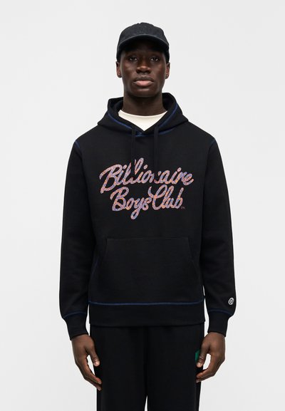 Μαύρο φούτερ με κουκούλα και μπροστινή τσέπη, με μπλε ραφές ως διακοσμητικά και λογότυπο "Billionaire Boys Club" σε πολύχρωμο κείμενο. Φοριέται με αντίστοιχο μαύρο παντελόνι φόρμας.