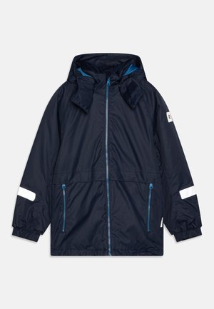 Giacca impermeabile blu navy con cappuccio, zip frontale e due tasche laterali. Presenta dettagli blu e strisce riflettenti sulle maniche.