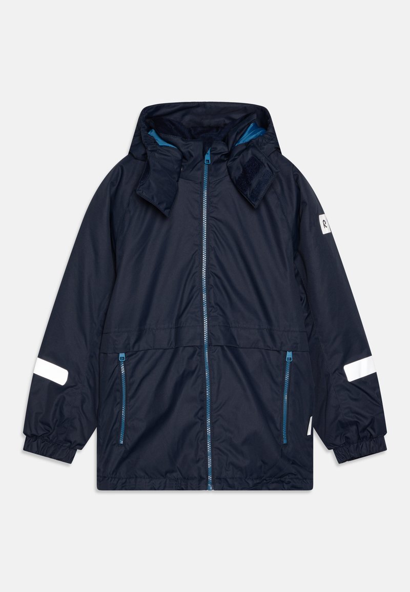 Giacca impermeabile blu navy con cappuccio, zip frontale e due tasche laterali. Presenta dettagli blu e strisce riflettenti sulle maniche.