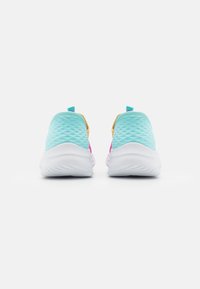 Chaussures de sport en maille aqua avec un motif texturé, présentant des accents jaunes et roses, des semelles blanches et des poignées en boucle à l'arrière.