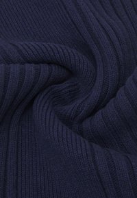 Tessuto a maglia ribbed di un blu navy scuro con una texture morbida, che mostra linee verticali prominenti e una finitura liscia.