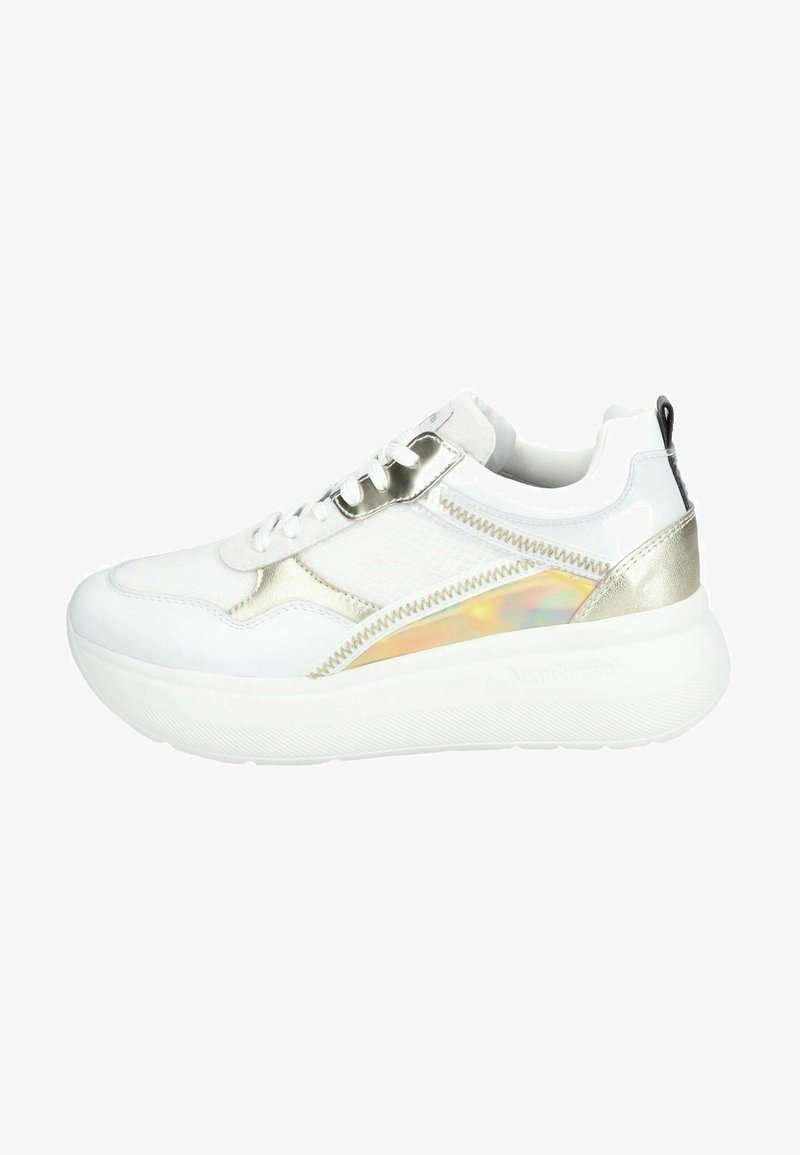 Białe sneakersy z siateczkową cholewką, metalicznymi akcentami, holograficzną boczną panelą oraz masywną białą gumową podeszwą.