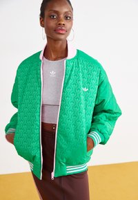 adidas Originals Bomber tipa jaka - green/true pink