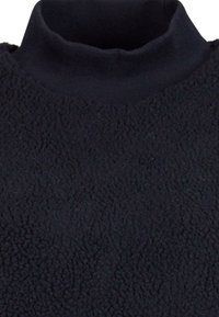 Zwarte, gestructureerde fleece pullover met een hoge, geribbelde kraag. De stof heeft een zachte, pluizige feel, geschikt voor het dragen in koelere weersomstandigheden.