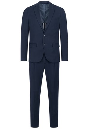 Conjunto de traje azul marino con solapa entallada, dos botones, bolsillos delanteros con solapa y pantalones rectos. La tela tiene un acabado liso y texturizado.