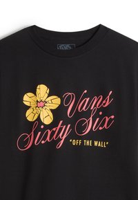 Svart bomull t-shirt med en gul blomgrafik och kraftig rosa text som säger "Vans Sixty Six" med frasen "Off the Wall" nedanför.