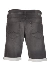 Pantalones cortos de mezclilla gris con dobladillos enrollados, dos bolsillos traseros con costura en forma de V y una etiqueta en la cinturilla.