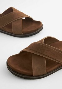 Next OVER REGULAR FIT - Pantolette flach - tan brown