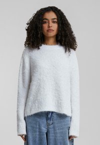 Maglione a maglia morbido di un grigio chiaro, con collo rotondo e maniche lunghe. Presenta un orlo corto e un tessuto testurizzato per un calore aggiuntivo.