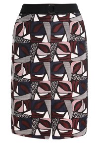Spódnica ołówkowa w geometryczne wzory w kolorach bordowym, granatowym i białym. Materiał ma teksturowane wykończenie, dopełnione czarnym paskiem w talii.