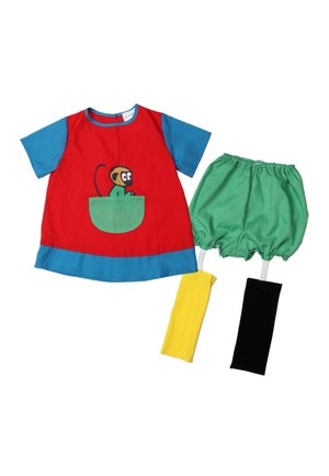 Kinderoutfit met een rood-blauw T-shirt met korte mouwen met een aap in een groen zakje, gecombineerd met groene shorts en mismatchende gele en zwarte beenwarmers.