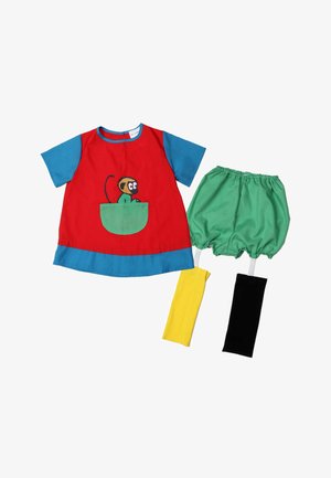 Kinderoutfit met een rood-blauw T-shirt met korte mouwen met een aap in een groen zakje, gecombineerd met groene shorts en mismatchende gele en zwarte beenwarmers.