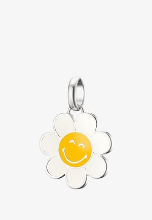 Pendentif en argent en forme de fleur avec des pétales blancs et un visage souriant jaune au centre. Fini émaillé brillant, boucle en métal sécurisée pour l'attache.
