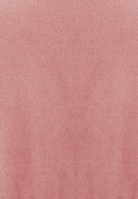 Tessuto morbido e testurizzato di un uniforme colore rosa chiaro, con un aspetto sottile e peloso, privo di motivi o accenti visibili.