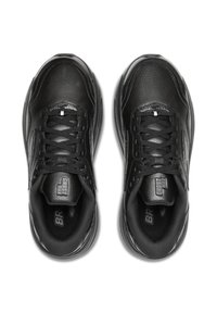 Zwarte sneakers gemaakt van leer en synthetische materialen. Kenmerken zijn een gestructureerde bovenkant, dikke veters en branding op de tong.