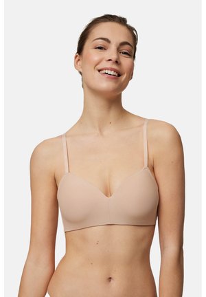 Sostén beige sin costuras con tirantes delgados ajustables, textura suave, copas blandas y un diseño con un ligero escote. Detalles de hardware mínimos.