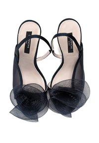 Navy slingback heels with open toe, valmistettu nahasta ja verkkokangasta. Edessä on koristeellinen läpinäkyvä tüllirypytys.