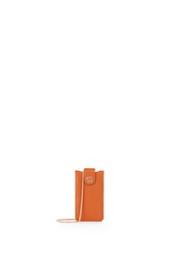 Portafoglio in pelle arancione con chiusura a patta, accenti in metallo dorato e tracolla rimovibile. Texture liscia, forma rettangolare.