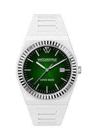 Montre de poignet blanche avec un cadran vert, des accents argentés et un affichage de date. Présente une lunette texturée et un design moderne et angulaire. Fabriquée en Suisse.